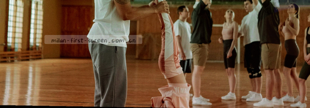 由直线网格与刻度线构成的抽象底纹，呈现赛事数据的秩序感